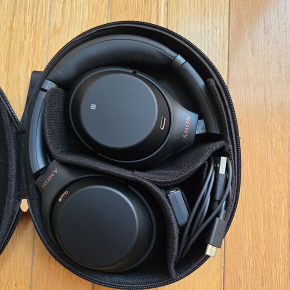 Sony WH1000XM3 Noise Cancelling Headphones, Wireless Bluetooth Over the Ear Head - Picture 3 of 8